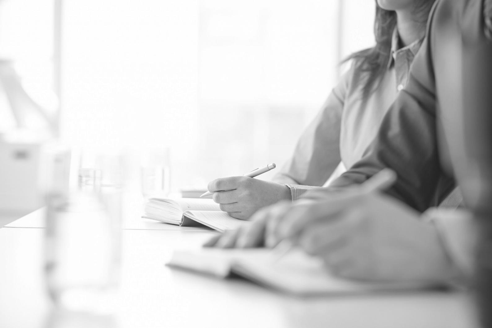 Team di esperti in ottimizzazione web al lavoro su strategie di traffico