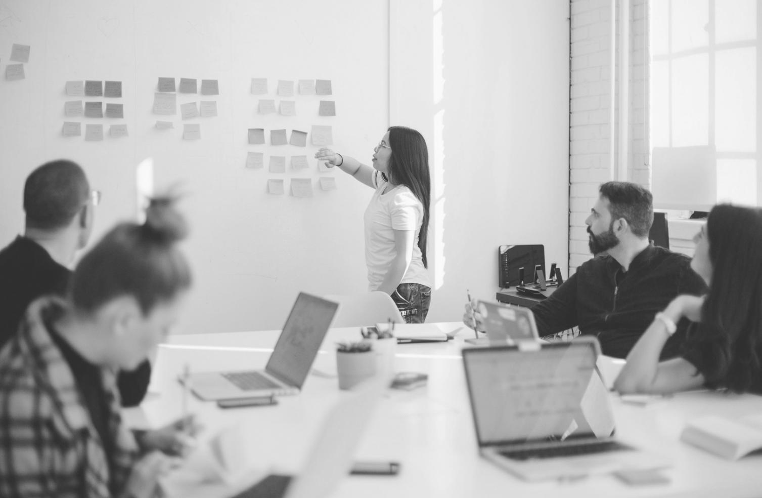 Studenti che lavorano insieme su progetti di marketing digitale in aula moderna